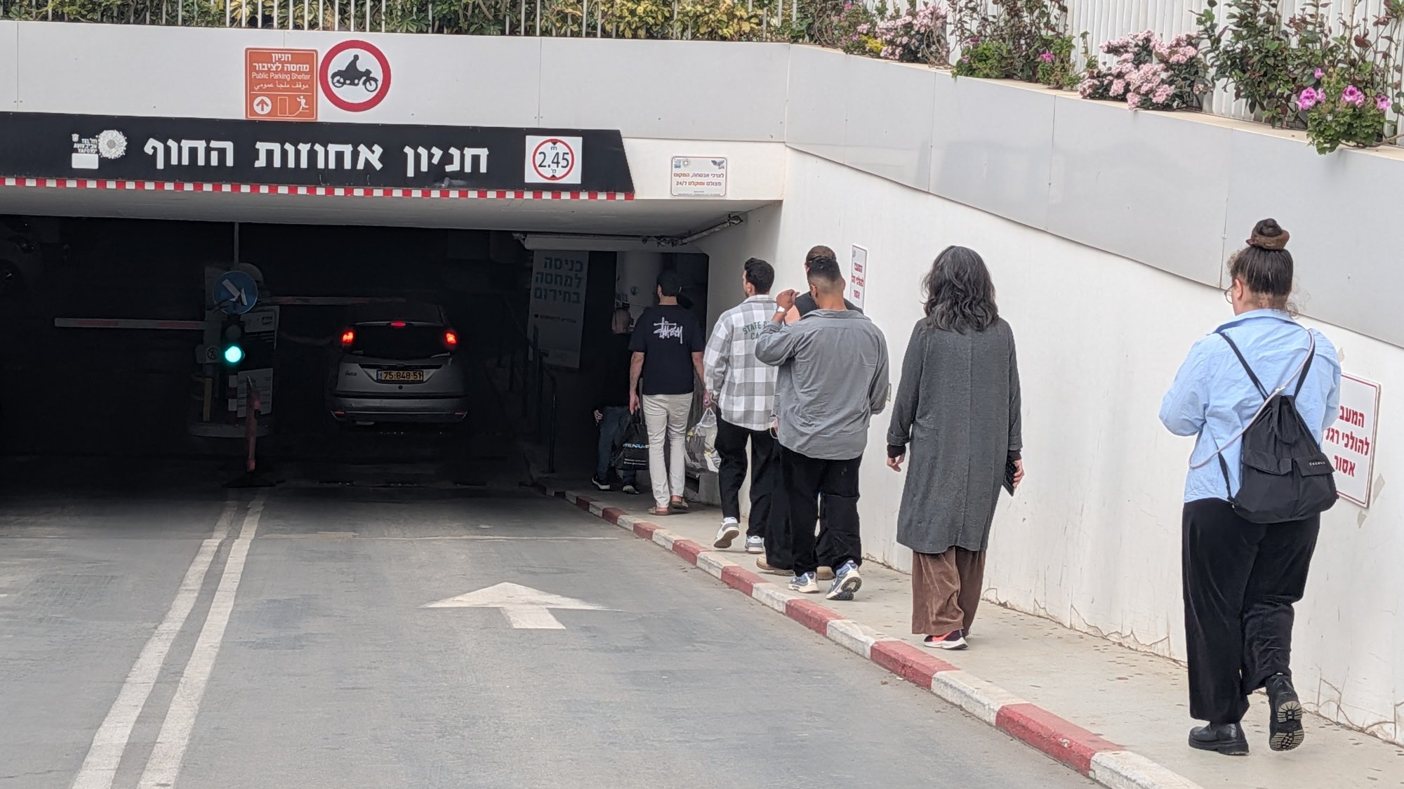 הצעדה למקלט - חניון אחוזות החוף